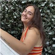 Me defino como una chica responsable, organizada y puntual. Doy clase a Primaria y la ESO.